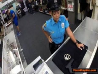경찰은 총을 졸 쳐서 범해진다.