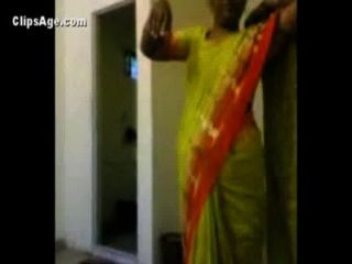 섹스 인도 포르노 비디오 전에 그녀의 고객의 infront 그녀의 누드를 노출 녹색 saree에 이모