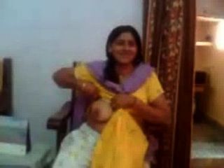 그녀의 큰 가슴을 보여주는 인도 아줌마의 인도 섹스 비디오 rawasex.com