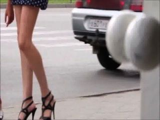 거리의 다리, 엉덩이와 발 뒤꿈치를 걷고 섹시한 여자