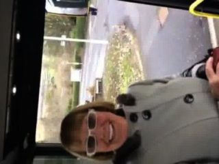 내 버스를 운전하는 할머니를 뽑으려고.