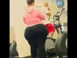 큰 엉덩이 체육관에서 큰 엉덩이