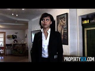 propertysex 귀여운 부동산 중개인은 클라이언트와 더러운 pov 섹스 비디오를 만든다.
