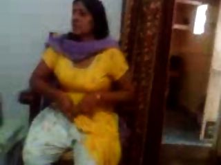 그녀의 큰 가슴을 보여주는 인도 아줌마의 인도 섹스 비디오