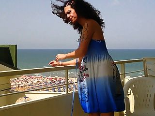 닉키 ladyboys 파란 드레스 balkony