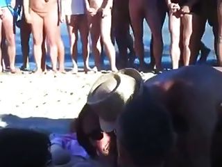 네 친구가 군중 앞에서 누드 해변에서 섹스 해.