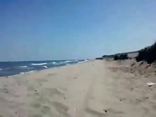 모래 해변에서 남자 친구를 불고있는 sandra