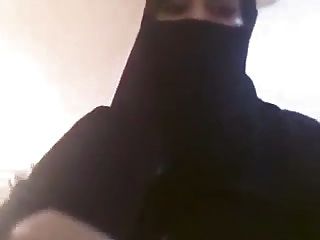 그녀의 젖가슴을 보여주는 hijab의 아랍 여성