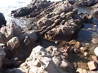 튀니지 트윈 크는 해변 근처에서 그의 큰 아랍 거시기를 주저합니다.