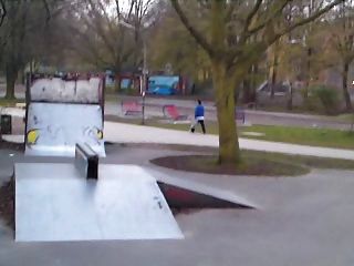 공공 skatepark 대낮은 거의 위험을 무릅 쓰고