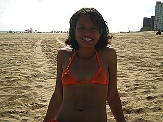18 세의 보석이 누드 공공 해변에서 그녀의 음부와 엉덩이를 보여줍니다!
