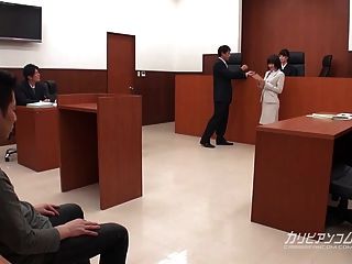 법원에서 일하는 아시아 변호사