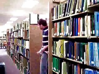 대학 도서관에서 쓰다듬어 사람