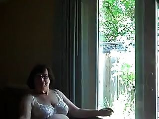 할머니는 창문 앞에서 입을 다물고있다.