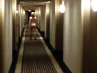금발 아내는 호텔에서 벌거 벗은 채로 걸어 다닌다.