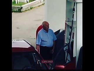 가스 펌프에서 늙은 남자 페니스