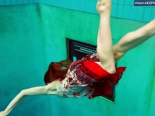 수영장에서 수영하는 뜨거운 폴란드어 빨간 머리