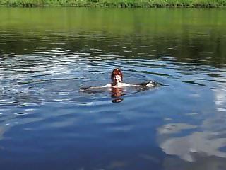 volga 강에서 누드 수영