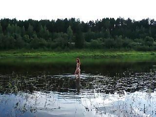 volga 강에서 누드 수영
