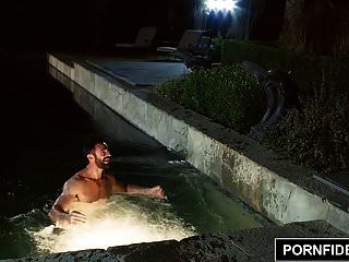 포르노 피델리티 안나 벨 피크가 수영장을 두들 겼습니다.
