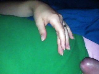 그녀의 손은 그녀의 셔츠를 온통 질내 사정하게 만든다.