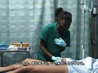 아시아 일본 남자는 병원에서 검은 흑단 여자를 좆.